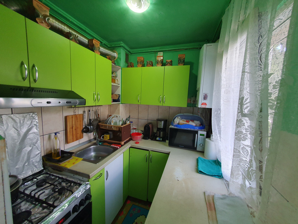 Apartament 4 camere, etaj 1, centrala proprie, zona Dacia 5, foxfort.ro