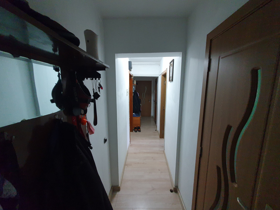 Apartament 4 camere, etaj 1, centrala proprie, zona Dacia 8, foxfort.ro