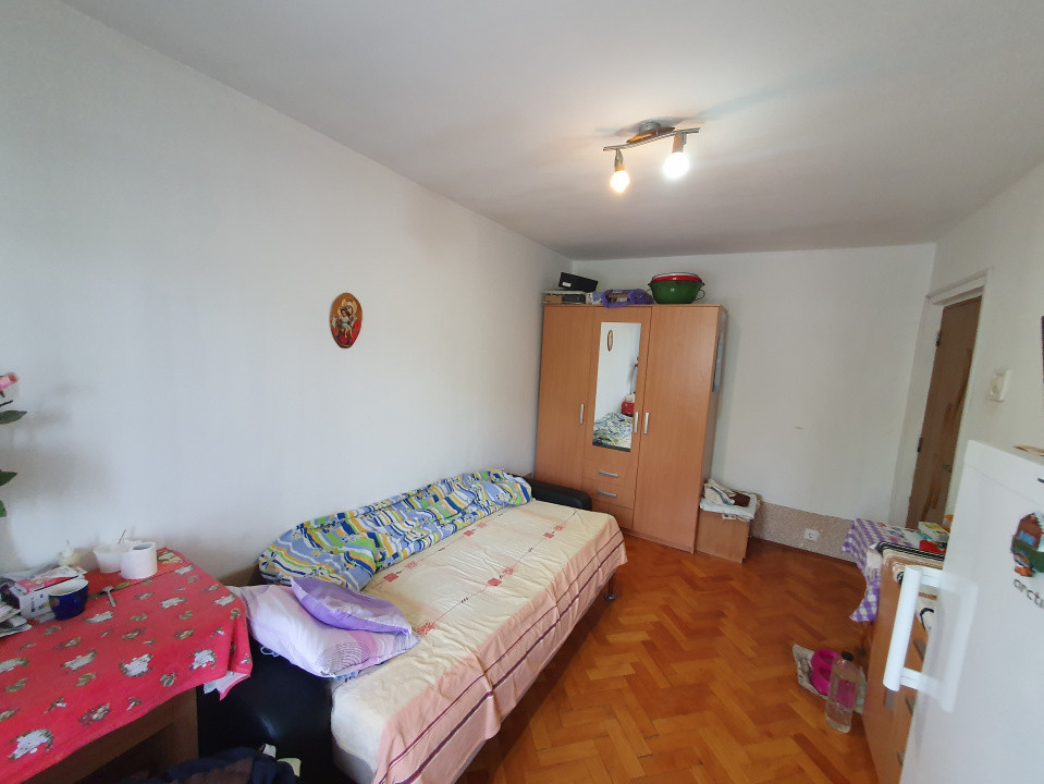 Apartament 4 camere, etaj 1, centrala proprie, zona Dacia 11, foxfort.ro