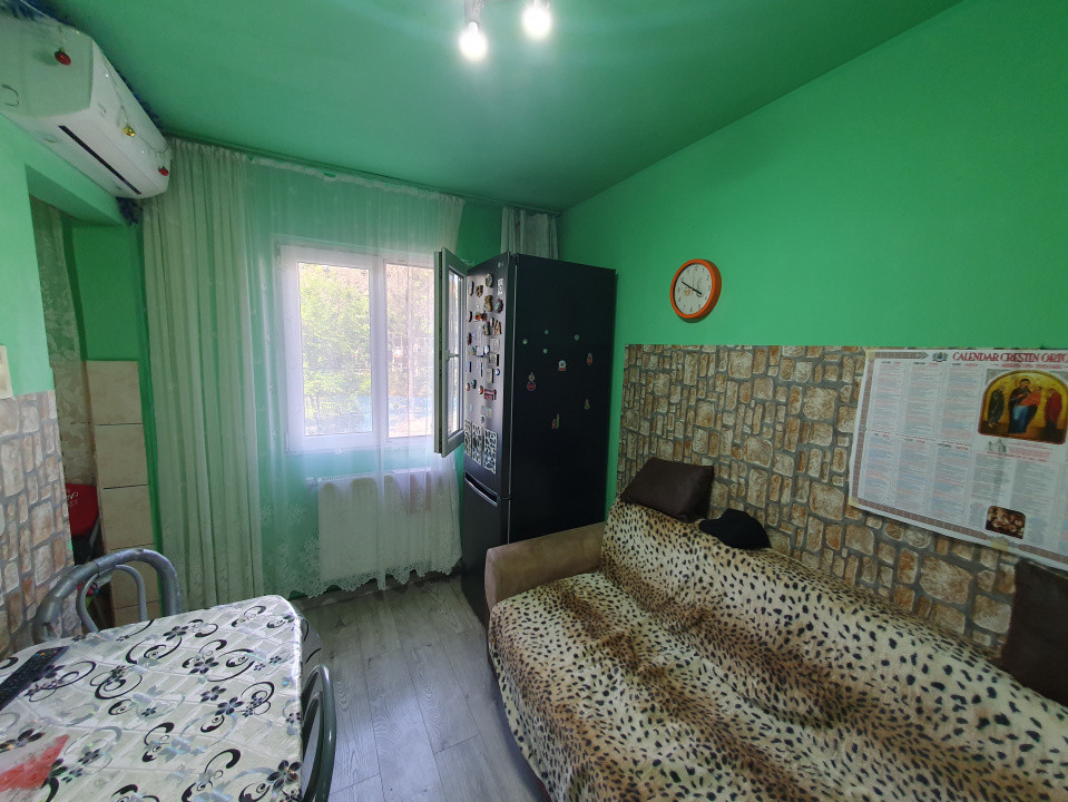 Apartament 4 camere, etaj 1, centrala proprie, zona Dacia 15, foxfort.ro