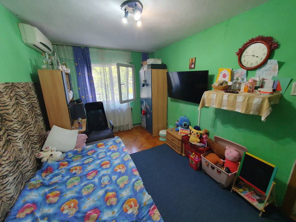 Apartament 4 camere, etaj 1, centrala proprie, zona Dacia 18, foxfort.ro