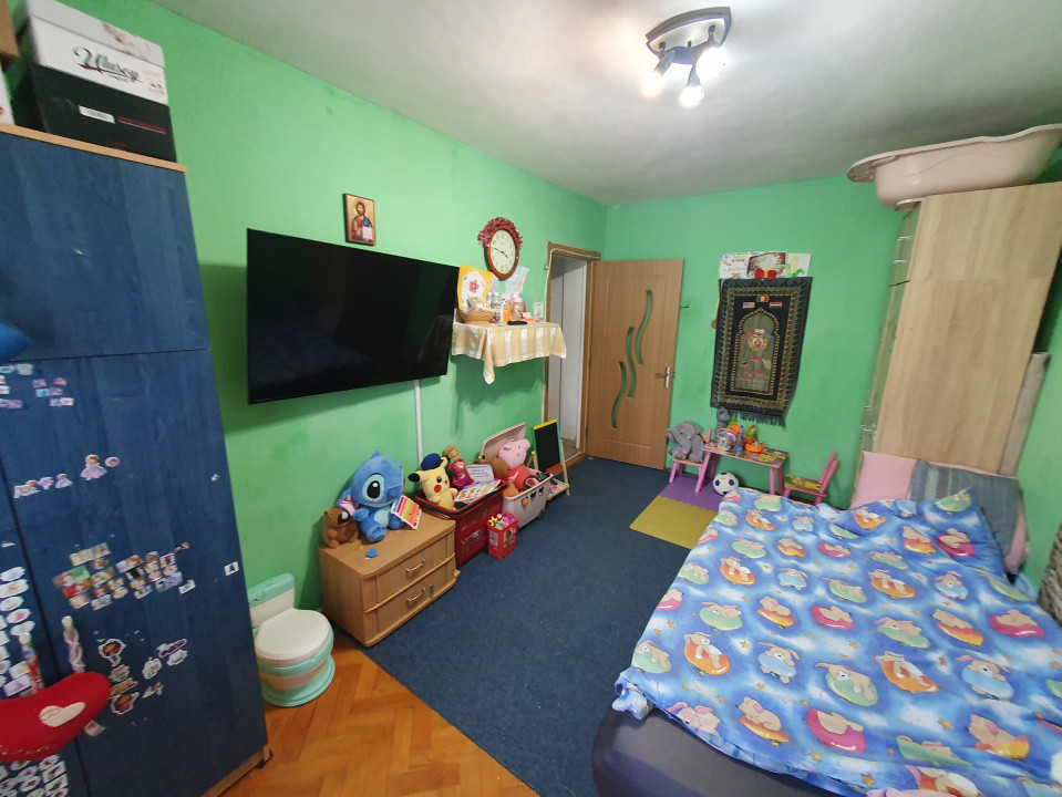 Apartament 4 camere, etaj 1, centrala proprie, zona Dacia 19, foxfort.ro