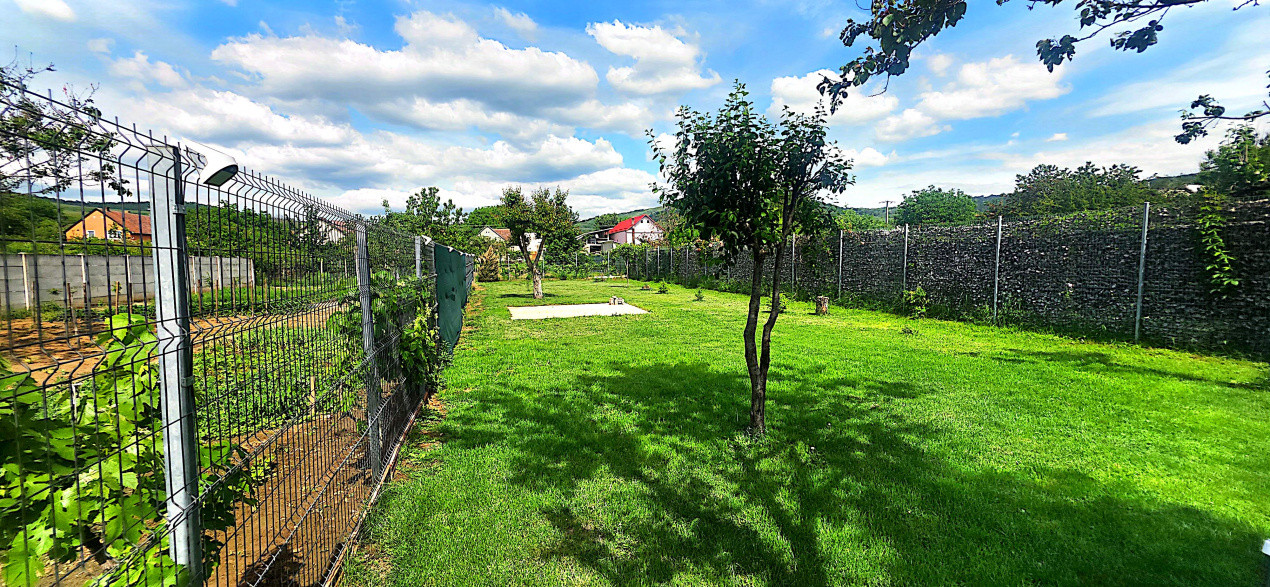 Casa individuala cu 5 camere de vanzare in localitatea Minis 16, foxfort.ro