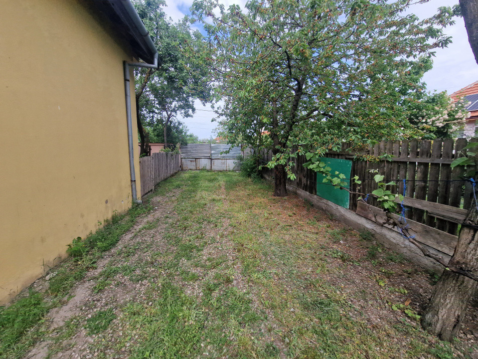 Casa cu 3 camere si teren de 2096 mp in Ianova 16, foxfort.ro