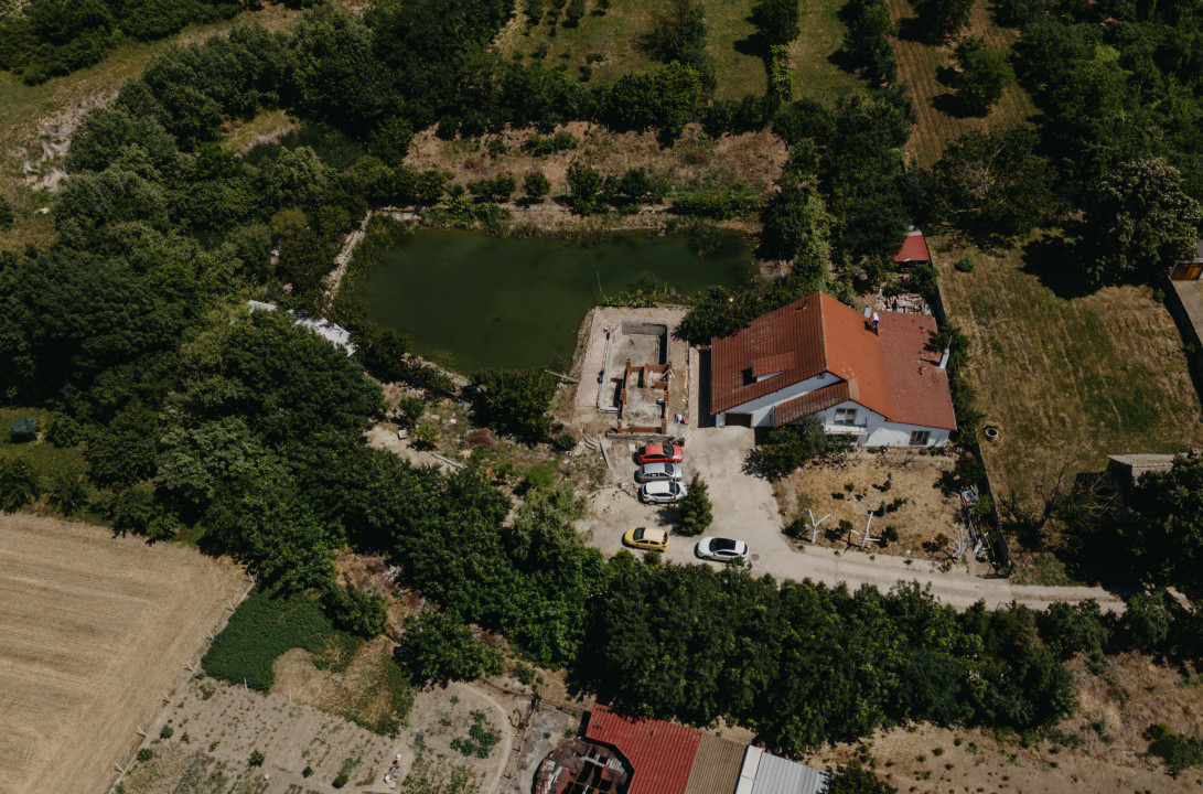 Casa individuala cu 8 camere si lac cu pesti, teren 4424 mp - Jebel 1, foxfort.ro