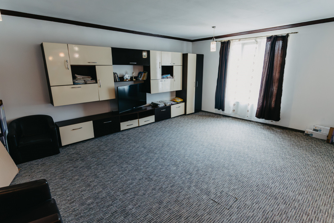 Casa individuala cu 8 camere si lac cu pesti, teren 4424 mp - Jebel 10, foxfort.ro