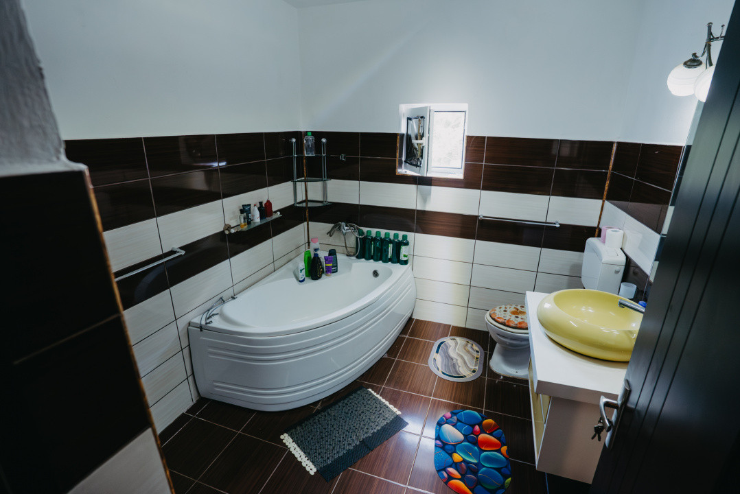 Casa individuala cu 8 camere si lac cu pesti, teren 4424 mp - Jebel 12, foxfort.ro