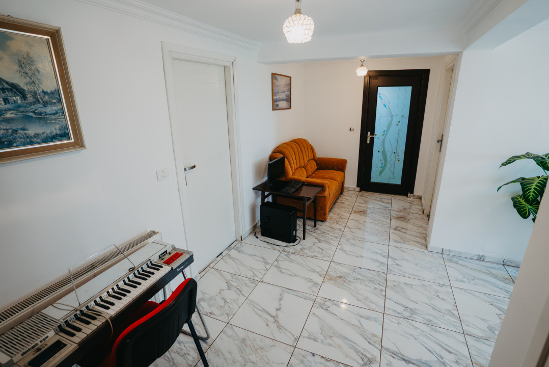 Casa individuala cu 8 camere si lac cu pesti, teren 4424 mp - Jebel 15, foxfort.ro