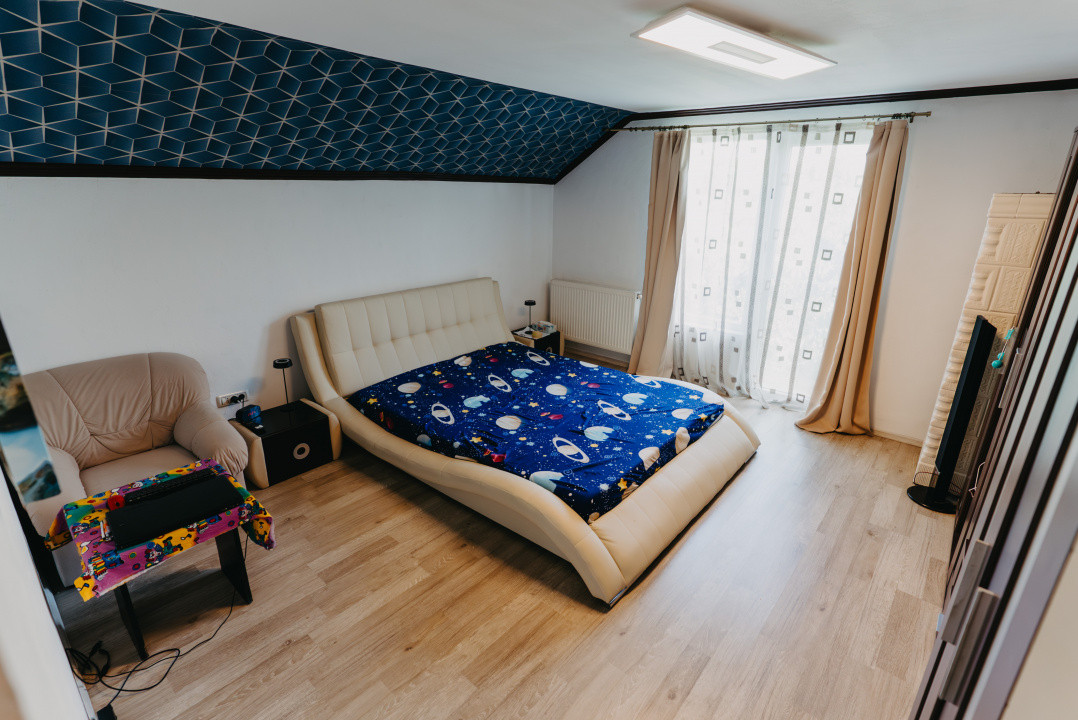 Casa individuala cu 8 camere si lac cu pesti, teren 4424 mp - Jebel 16, foxfort.ro