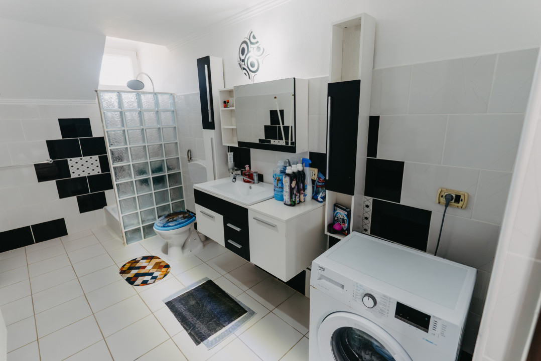 Casa individuala cu 8 camere si lac cu pesti, teren 4424 mp - Jebel 18, foxfort.ro
