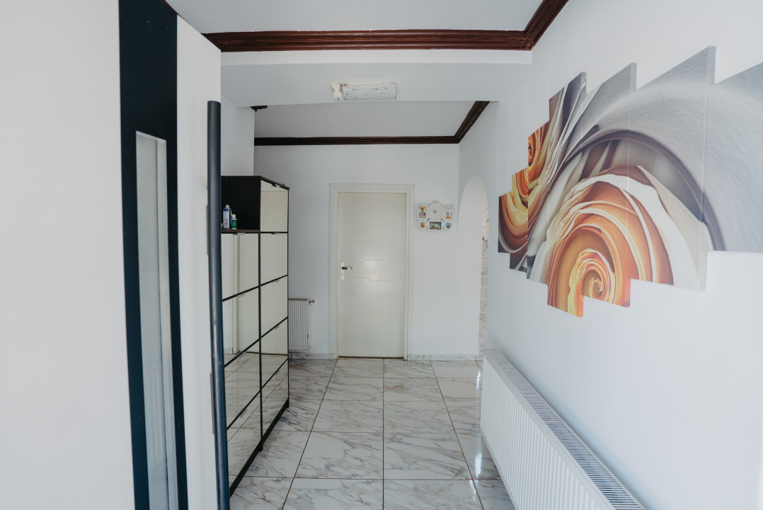 Casa individuala cu 8 camere si lac cu pesti, teren 4424 mp - Jebel 20, foxfort.ro
