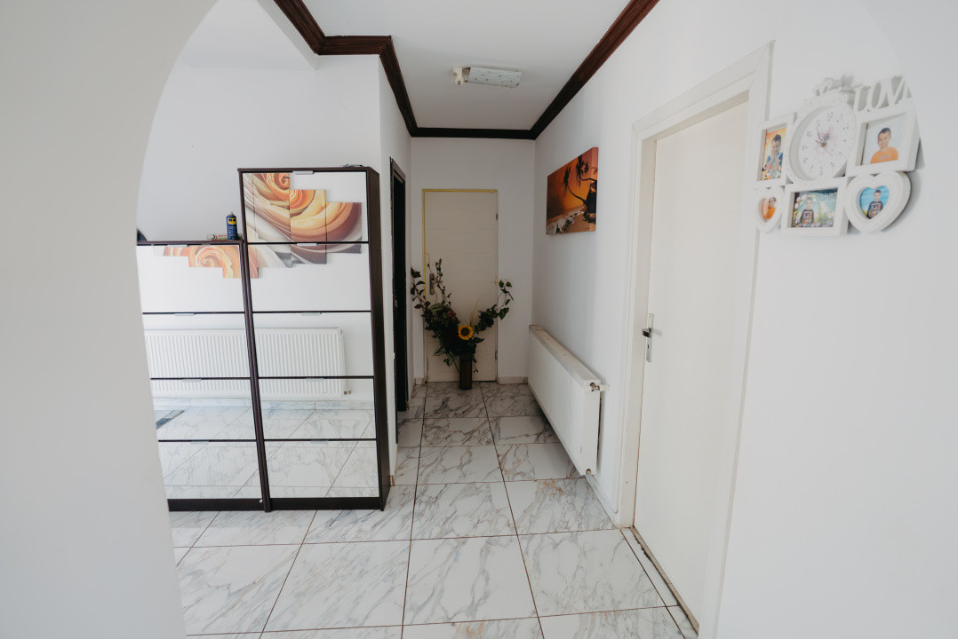 Casa individuala cu 8 camere si lac cu pesti, teren 4424 mp - Jebel 21, foxfort.ro