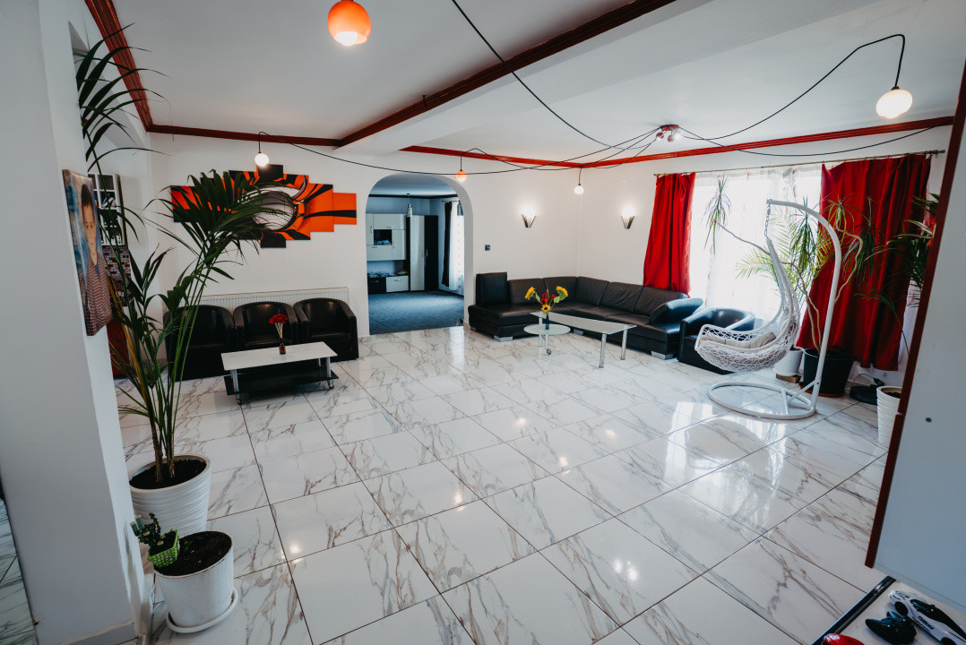 Casa individuala cu 8 camere si lac cu pesti, teren 4424 mp - Jebel 23, foxfort.ro