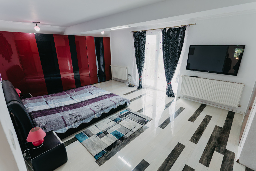 Casa individuala cu 8 camere si lac cu pesti, teren 4424 mp - Jebel 26, foxfort.ro