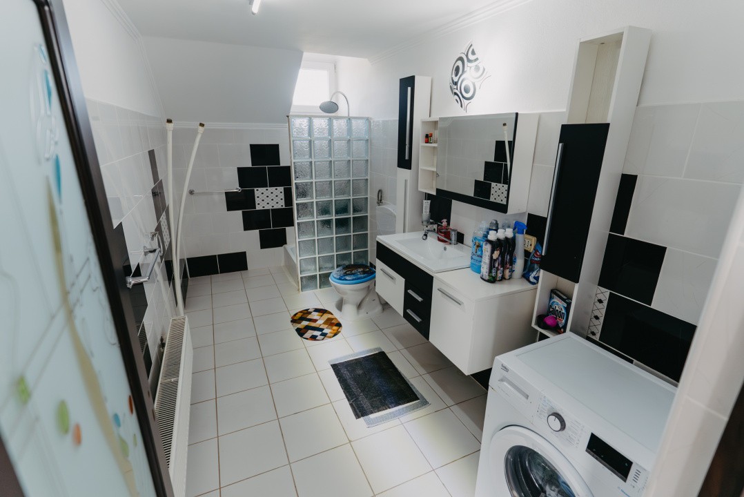 Casa individuala cu 8 camere si lac cu pesti, teren 4424 mp - Jebel 27, foxfort.ro