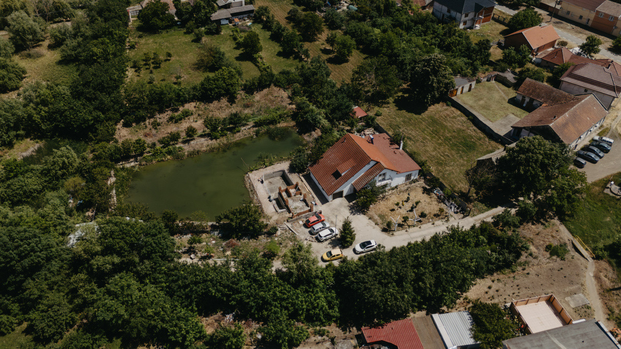 Casa individuala cu 8 camere si lac cu pesti, teren 4424 mp - Jebel 32, foxfort.ro