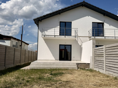 Duplex de vanzare 4 camere, langa Mega Image - Mosnita Noua