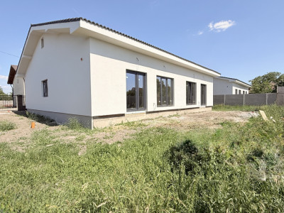 Duplex de vanzare pe parter, 3 camere - Mosnita Veche - Centru