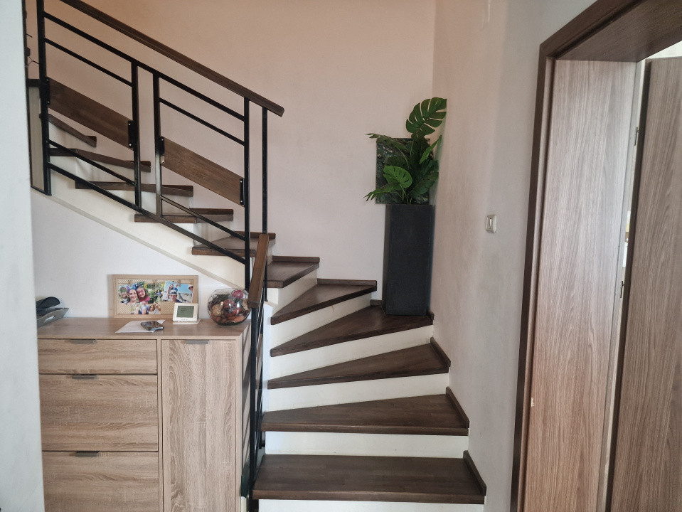 Duplex de vanzare cu 4 camere, cu teren de 303 mp, Ghiroda 15, foxfort.ro