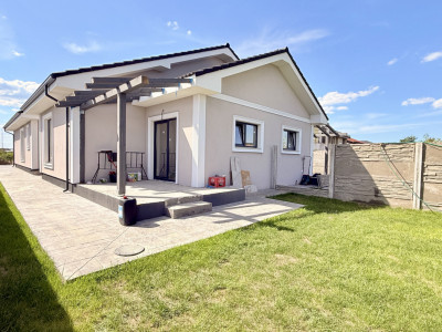 Duplex de vanzare, 3 camere + 2 bai - 96 mp - Mosnita Noua