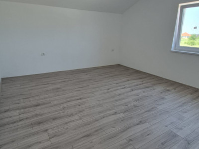 Duplex 4 camere si teren de 300 mp,  zona Mosnita Veche - V10028  imagine mica 2, foxfort.ro
