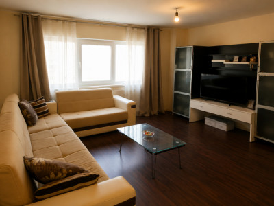 Apartament de vanzare cu 3 camere de 75 mp, zona Bucovina