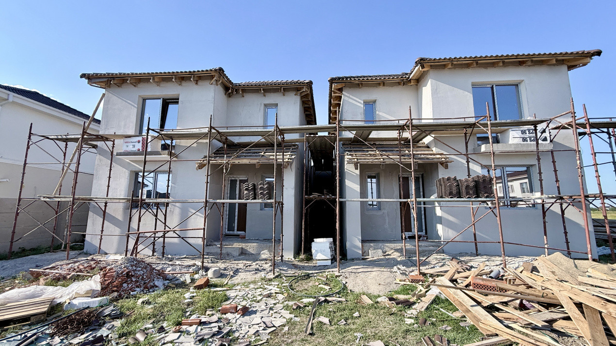 Duplex de vanzare, 4 camere despartit prin camera tehnica - Mosnita 1, foxfort.ro