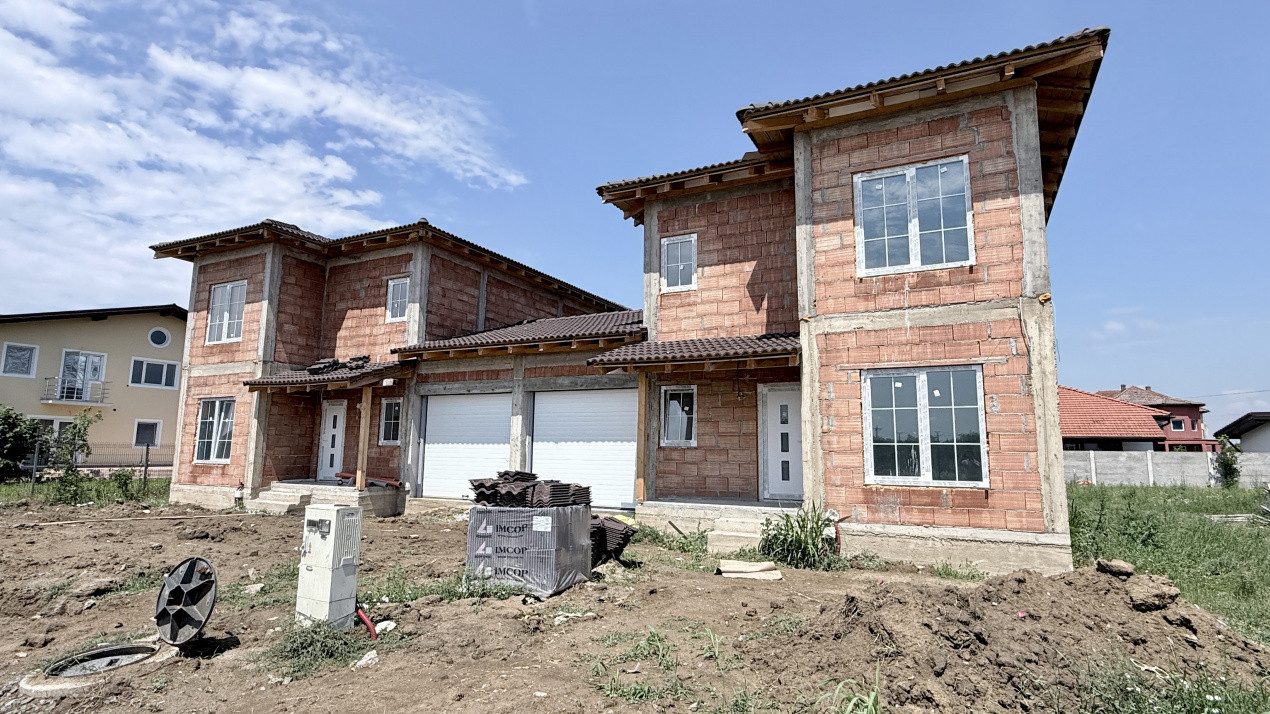 Duplex de vanzare, 5 camere despartit prin garaj - Mosnita Veche 1, foxfort.ro