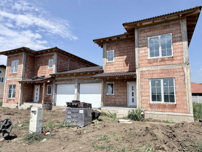 Duplex de vanzare, 5 camere despartit prin garaj - Mosnita Veche