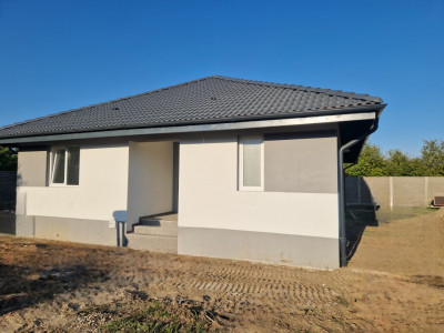 Casa individuala cu 3 camere si 656 mp teren, de vanzare in Sanmihaiu Roman