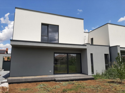 Casa cu 5 camere de vanzare in Dumbravita