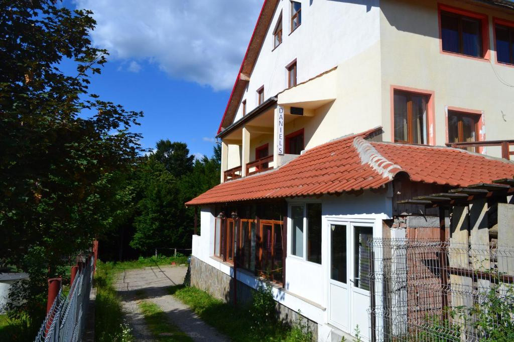 Investitie in turism, Pensiune 14 camere in centrul Valiugului 1, foxfort.ro