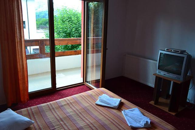 Investitie in turism, Pensiune 14 camere in centrul Valiugului 5, foxfort.ro