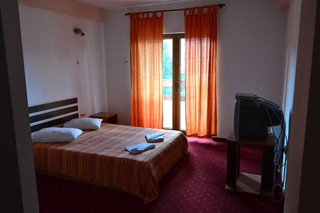 Investitie in turism, Pensiune 14 camere in centrul Valiugului 6, foxfort.ro