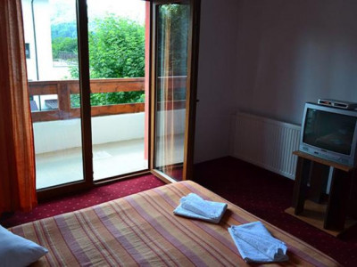Investitie in turism, Pensiune 14 camere in centrul Valiugului imagine mica 5, foxfort.ro