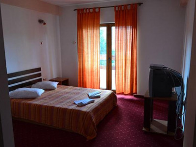 Investitie in turism, Pensiune 14 camere in centrul Valiugului imagine mica 6, foxfort.ro