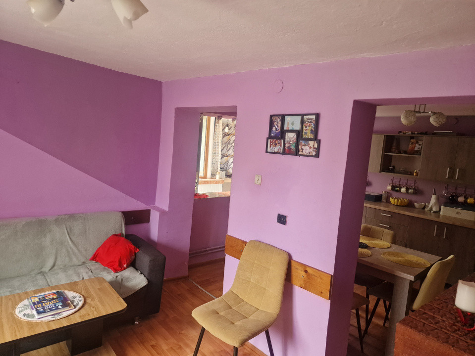Casa individuala cu 9 camere, in Mosnita Noua, zona centrala 12, foxfort.ro