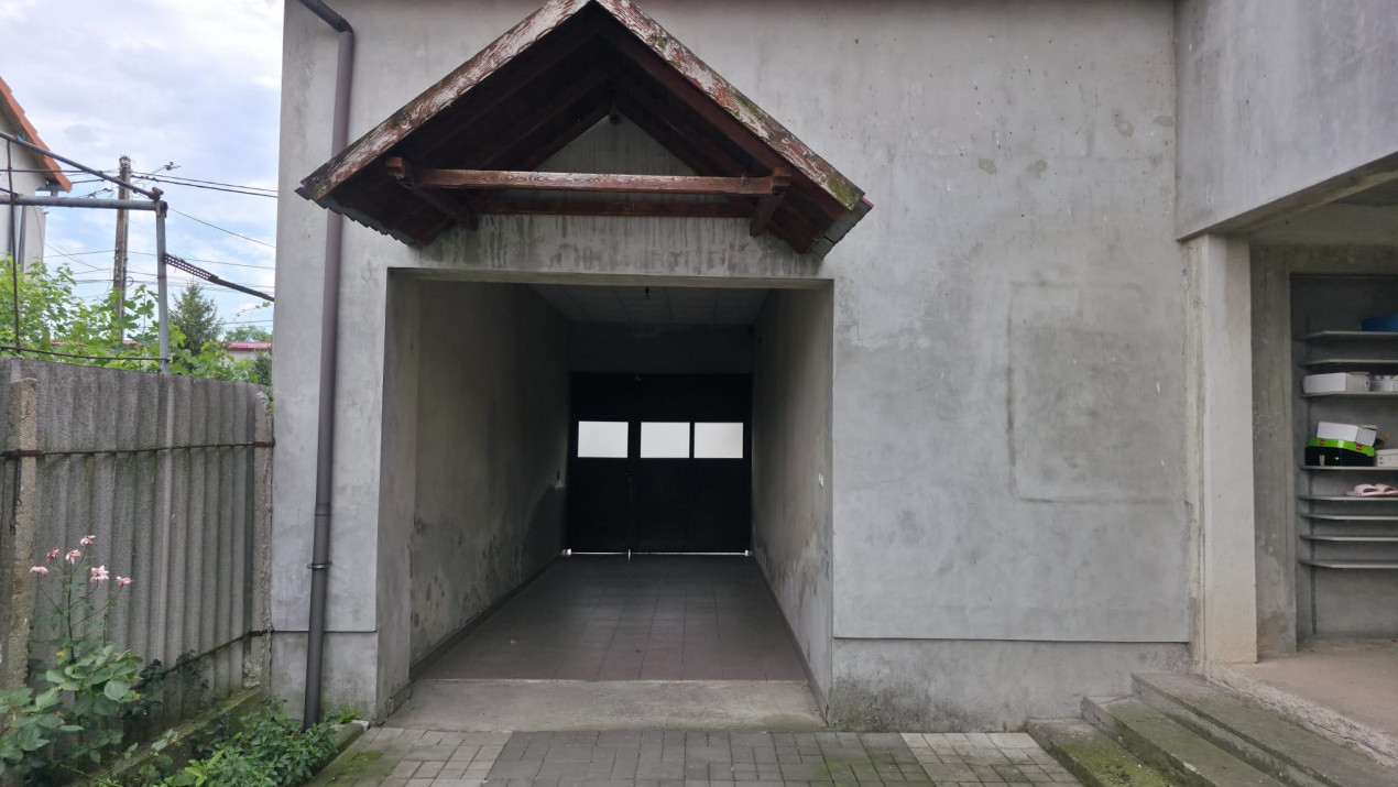 Casa individuala cu 6 camere + 2 spatii comerciale - Gataia 16, foxfort.ro