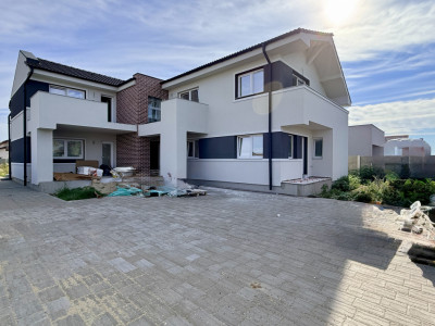 Casa individuala de vanzare, 8 camere + 4 bai - Mosnita Veche