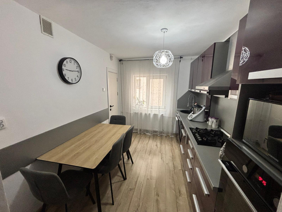 Apartament cu 5 camere, 95 mp utili - zona Fortuna 2, foxfort.ro