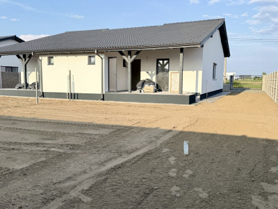 Duplex de vanzare, 3 camere pe parter + pod - Mosnita Veche