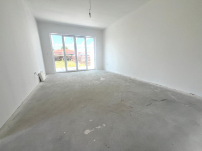 Duplex pe parter cu 4 camere si teren de 381 mp - zona Mosnita Noua