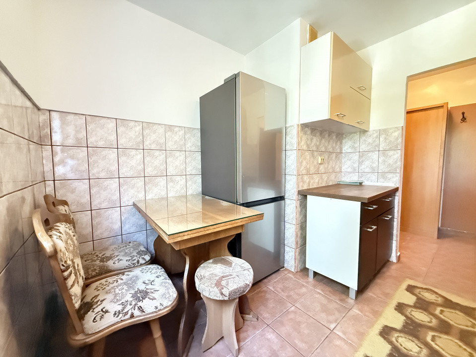 Apartament cu 3 camere, 65 mp, de vanzare in zona Dacia 6, foxfort.ro