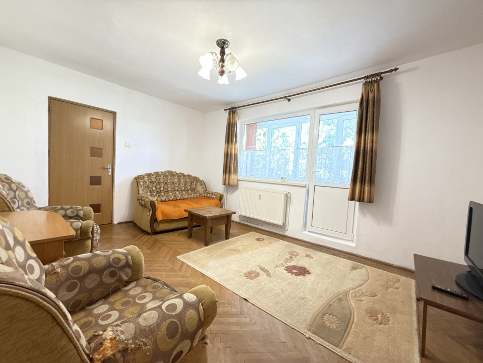 Apartament cu 3 camere, 65 mp, de vanzare in zona Dacia 8, foxfort.ro