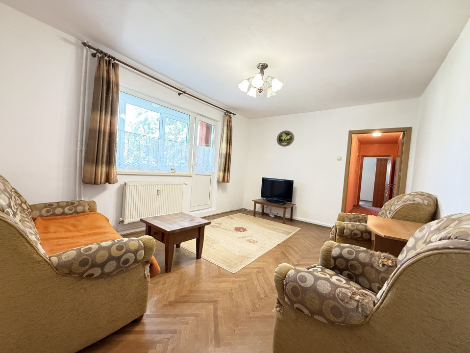 Apartament cu 3 camere, 65 mp, de vanzare in zona Dacia 12, foxfort.ro