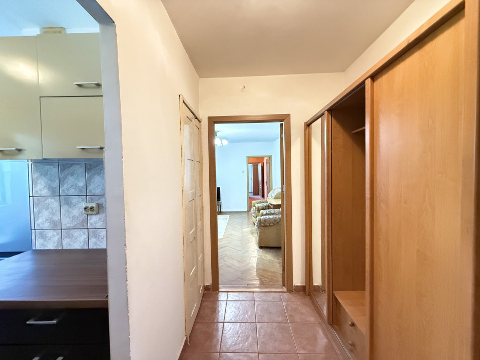 Apartament cu 3 camere, 65 mp, de vanzare in zona Dacia 13, foxfort.ro