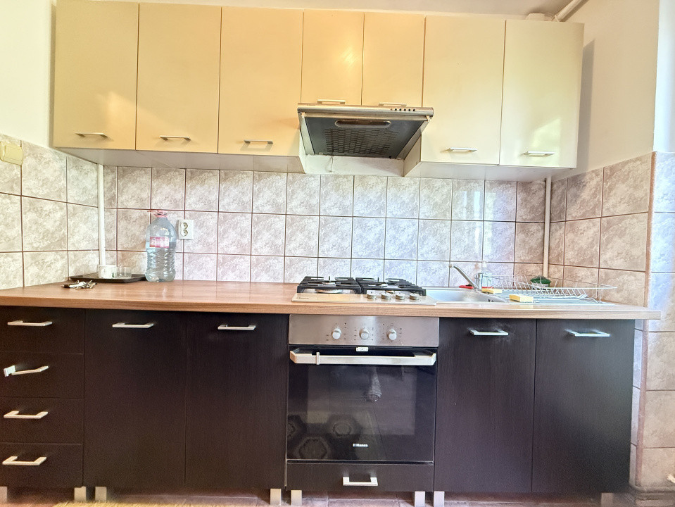 Apartament cu 3 camere, 65 mp, de vanzare in zona Dacia 27, foxfort.ro
