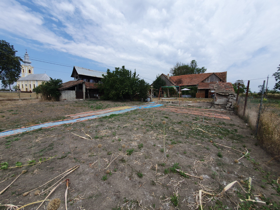 Casa individuala 4 camere si teren 2208 mp in Folea, comuna Voiteg 33, foxfort.ro