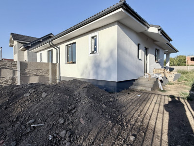 Duplex pe parter 3 camere Albina - Timis