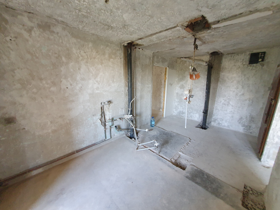 Apartament 3 camere decomandat, gata de renovat, Zona Freidorf 8, foxfort.ro